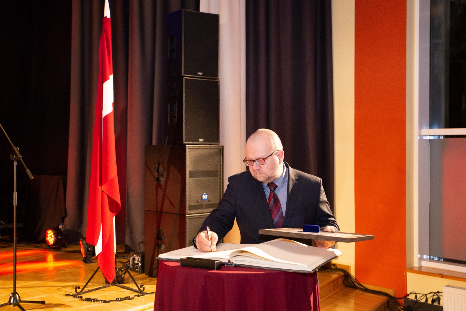 Ivars Ārgals parakstās Talsu novada Goda grāmatā (44)