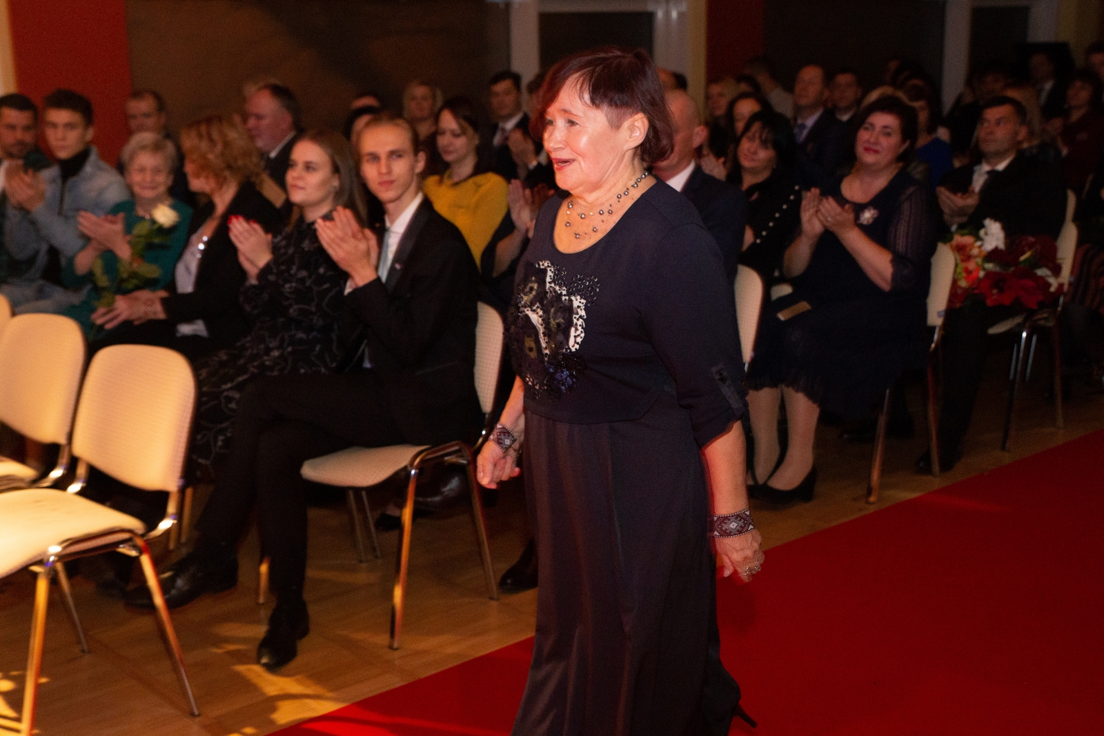 Maija Laukmane iet saņemt apbalvojumu (50)
