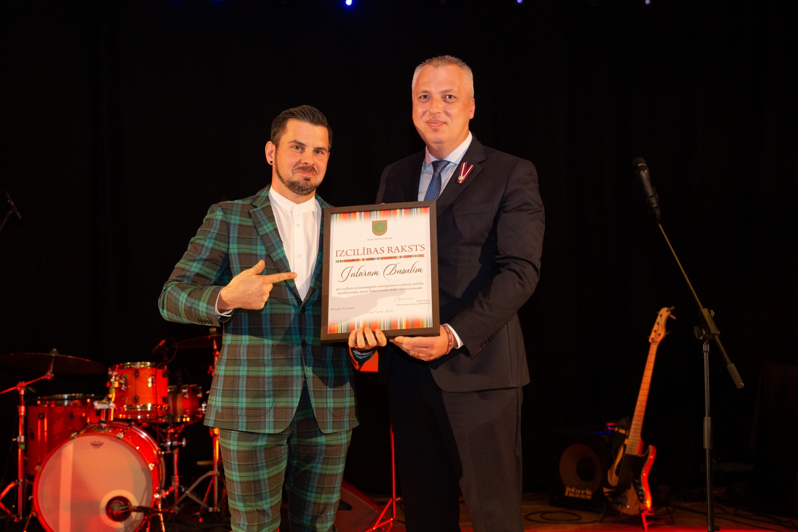 Dainis Karols un Intars Busulis ar apbalvojumu (57)