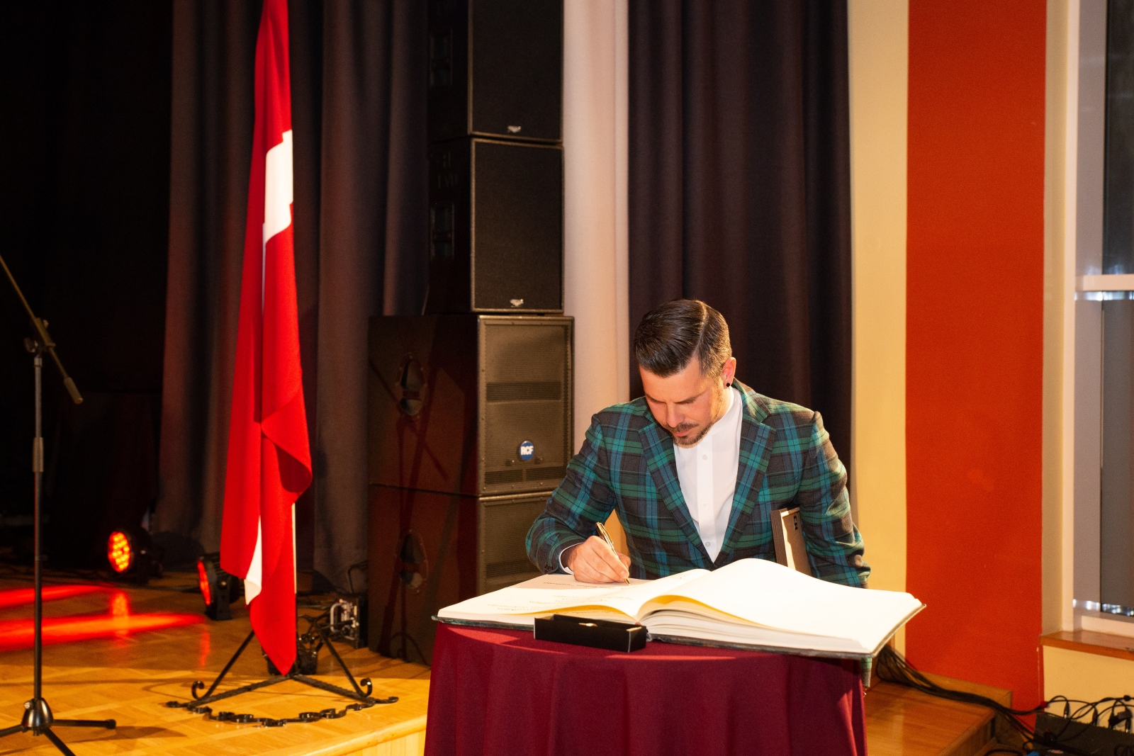 Intars Busulis parakstās Talsu novada Goda grāmatā (28)