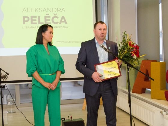 Apbalvojumu Sanitai Ziediņai pasniedz Kaspars Eihe (10)