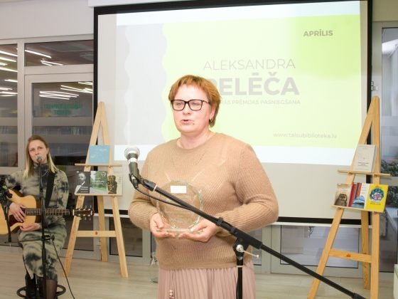 Sandra Pētersone pasniedz balvu (12)