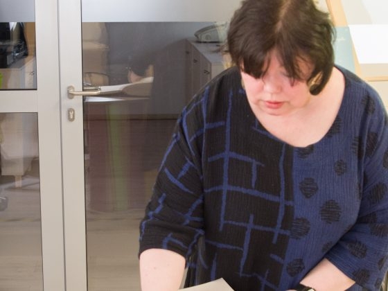 Renāte Blumberga parakstās Goda grāmatā (17)