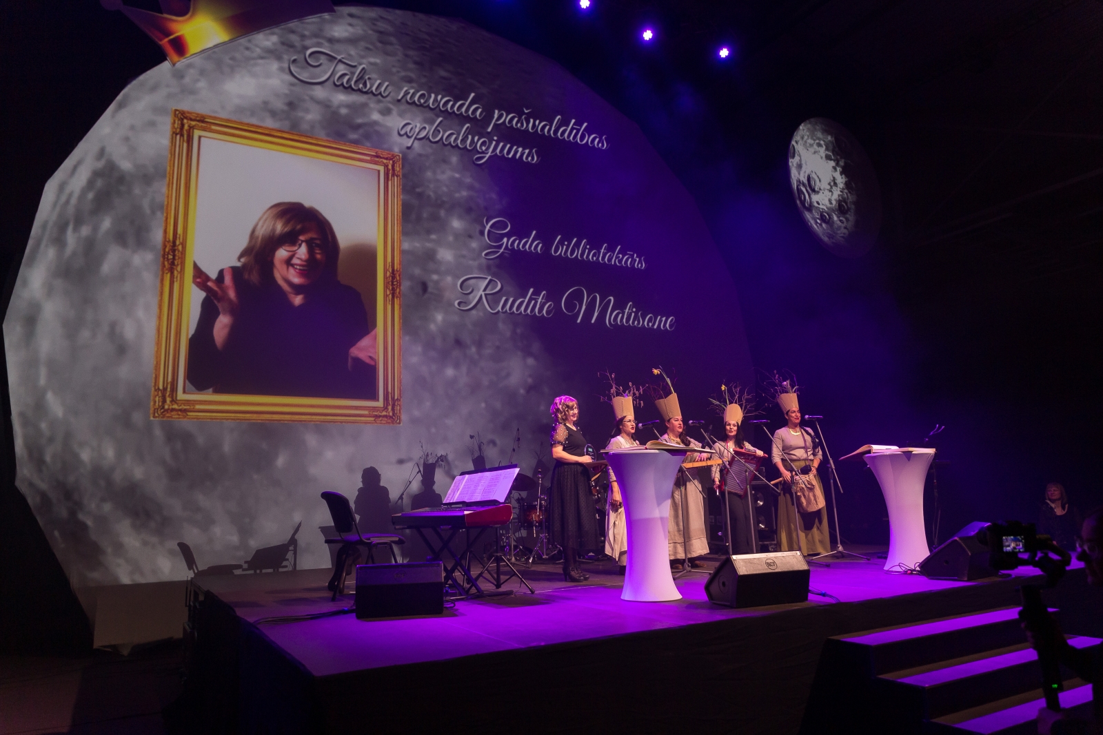 Uz skatuves folkloras kopa no Sabiles (26)