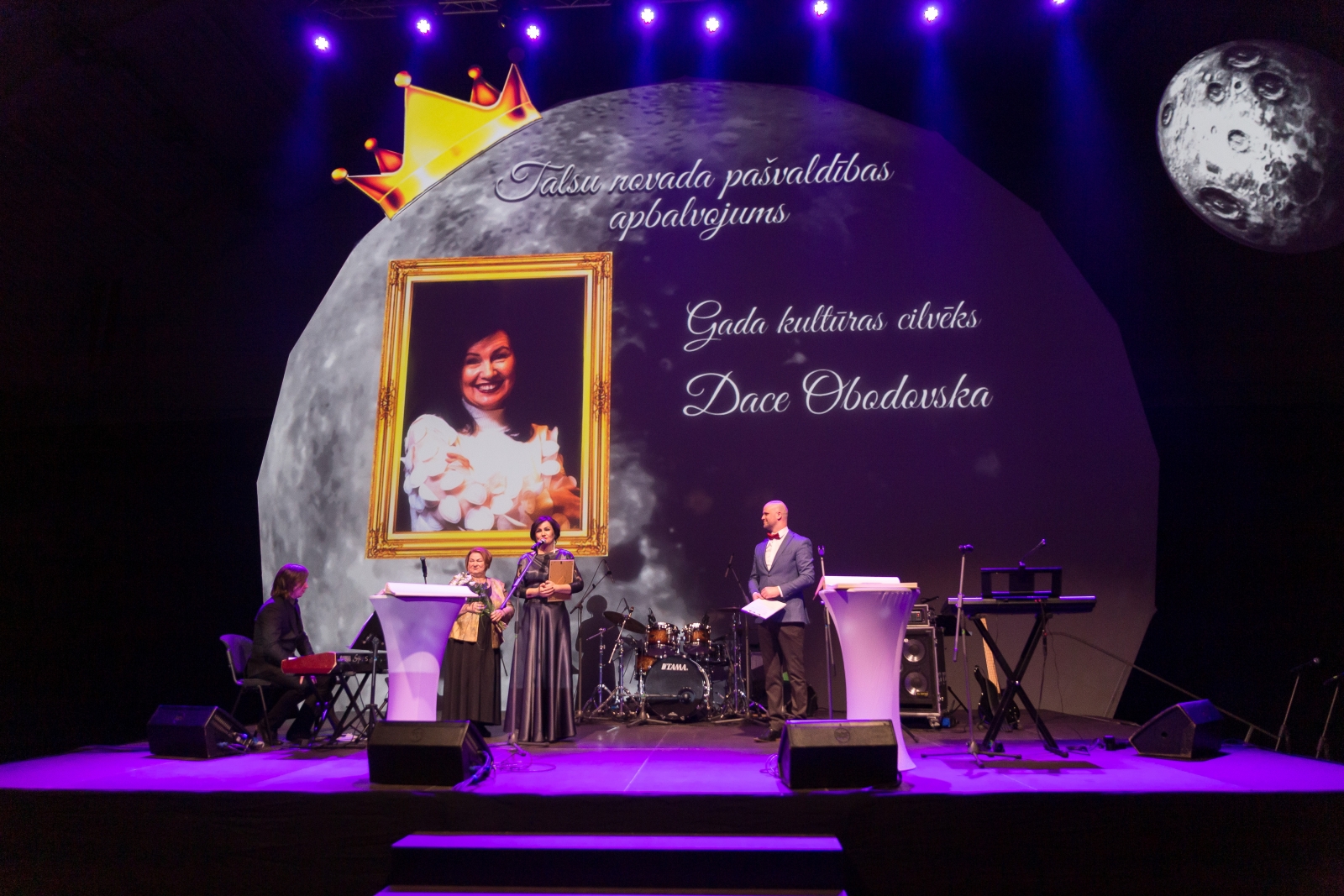 Runā Dace Obodovska, blakus Dzintra Eglīte, Jānis Romanovskis (49)