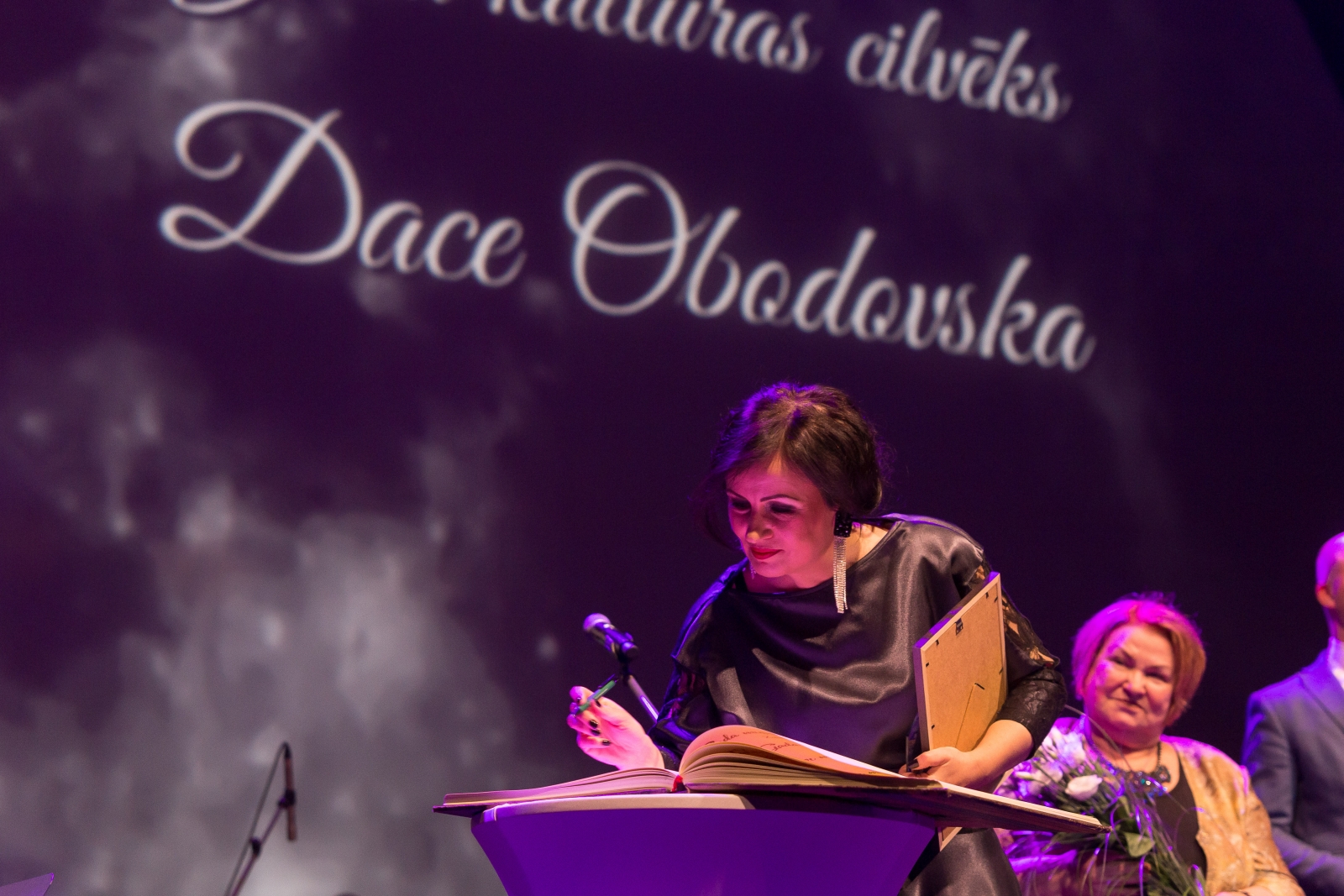 Dace Obodovska parakstās Talsu novada Goda grāmatā (50)