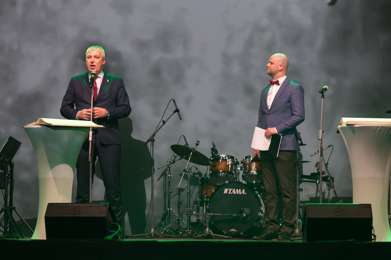 Dainis Karols saka svinīgo uzrunu, blakus Jānis Romanovskis (4)
