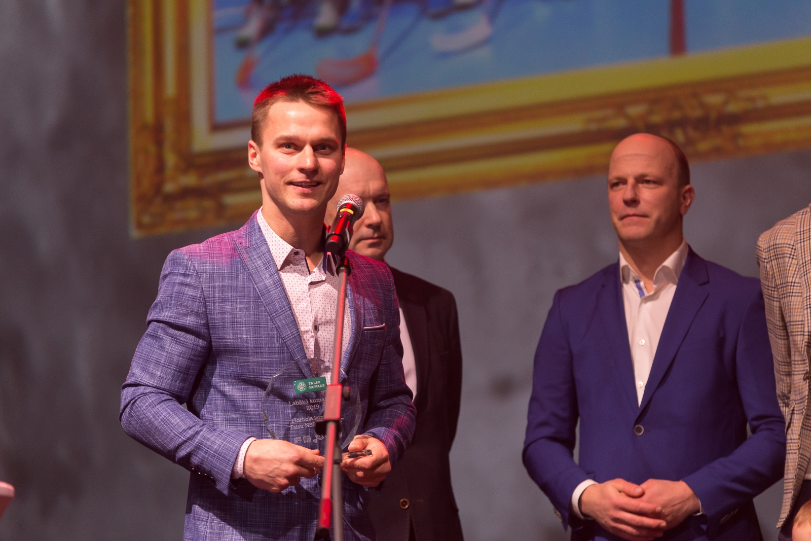 Pateicības vārdus saka komandas treneris Mārtiņš Maķevics (69)