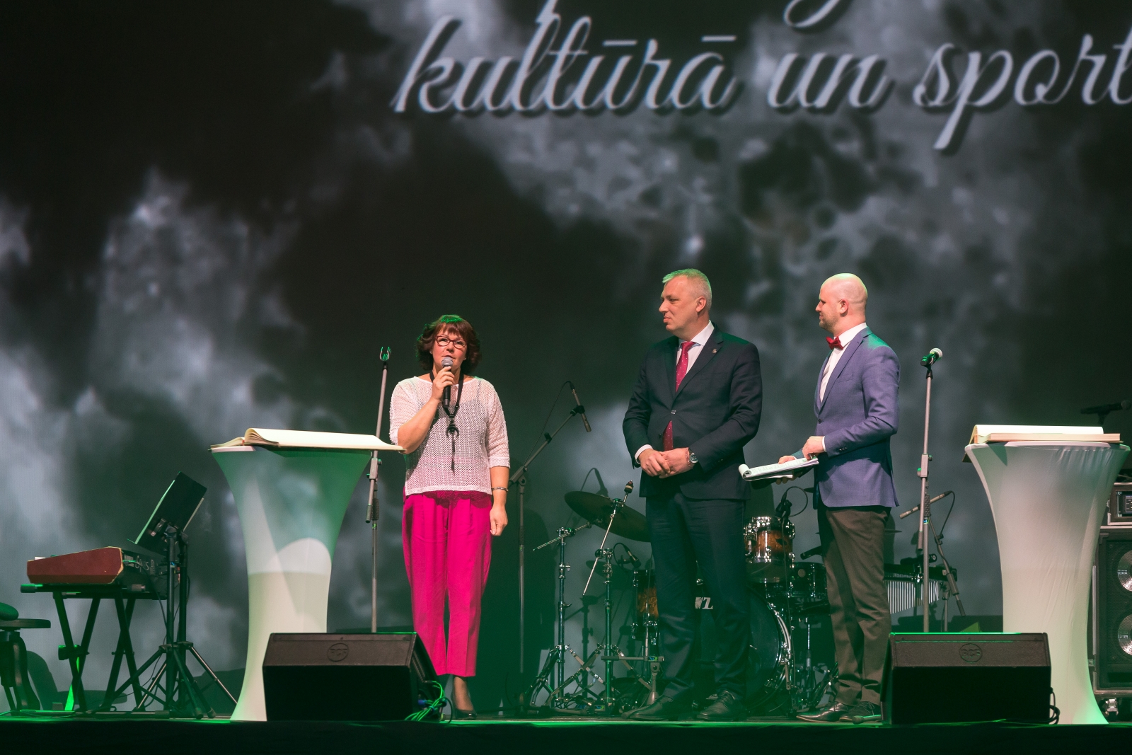 Svinīgo uzrunu saka Eva Kārkliņa, blakus Dainis Karols un Jānis Romanovskis (5)
