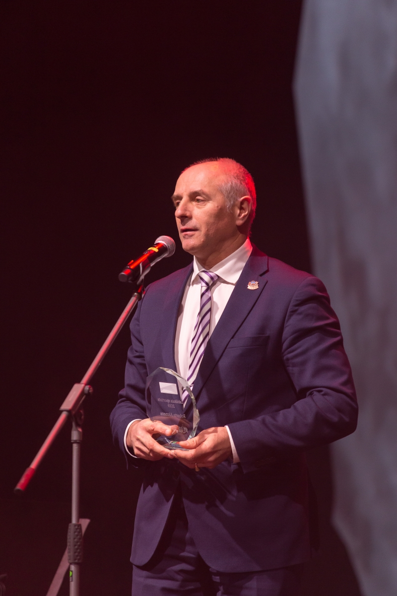 Uzrunu saka balvas pasniedzējs (73)