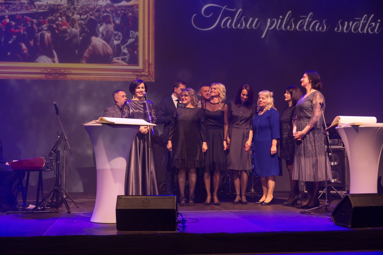Dace Obodovska saka uzrunu, blakus Talsu Tautas nama kolektīvs (86)