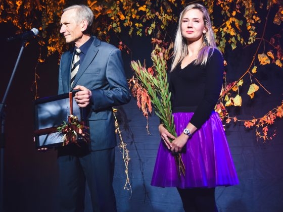 vīrietis ar dāvanu un siviete ar ziediem (21)