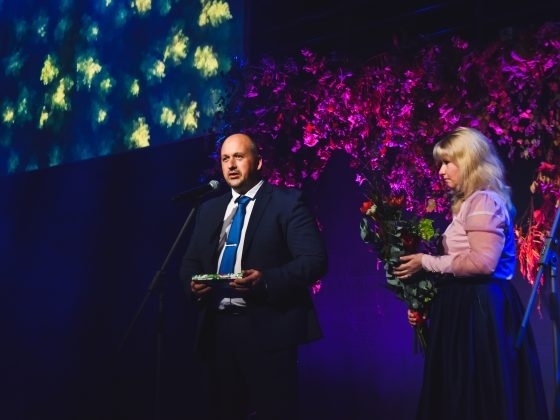 Simpātiju balvu pasniedz AS «Latvijas Valsts meži» pārstāvis Andris Verners (24)