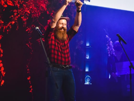 Jānis Rāzna pasniedz apbalvojumu (32)