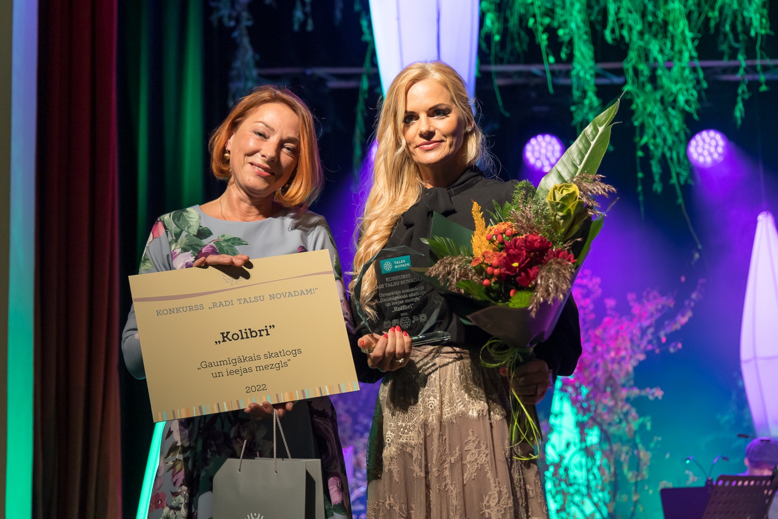 Balvu pasniegšana nominācijā „Gaumīgākais skatlogs un/vai ieejas mezgls”: Radošajai apvienībai „Kolibri” (21)