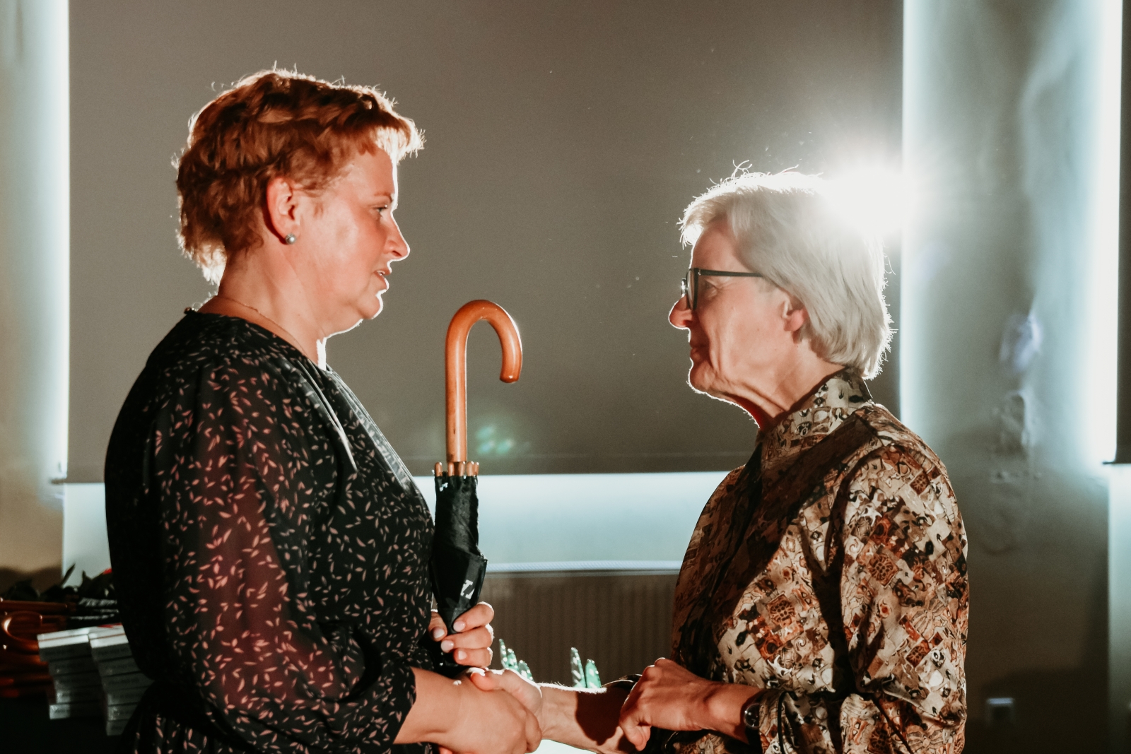 Sandra Pētersone pasniedz balvu (60)