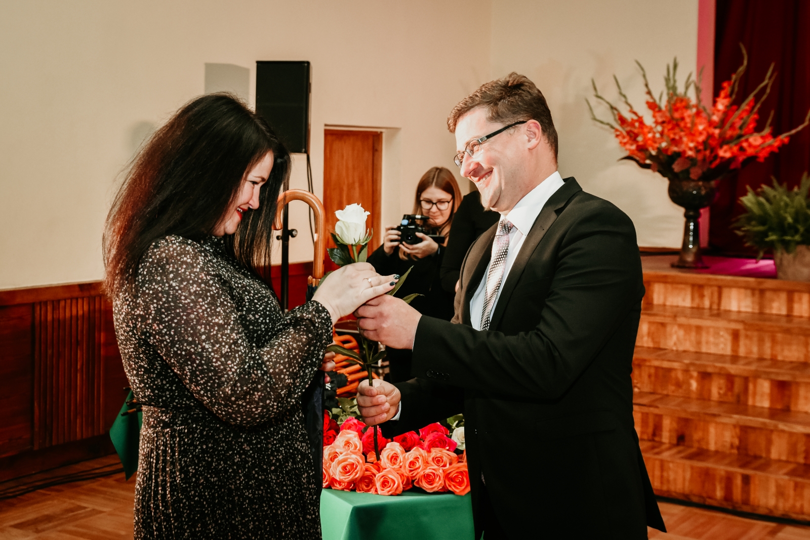 skolotāja saņem balvu (50)