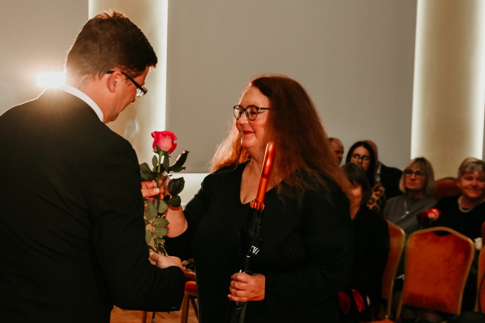 balvas pasniegšana skolotājai (35)