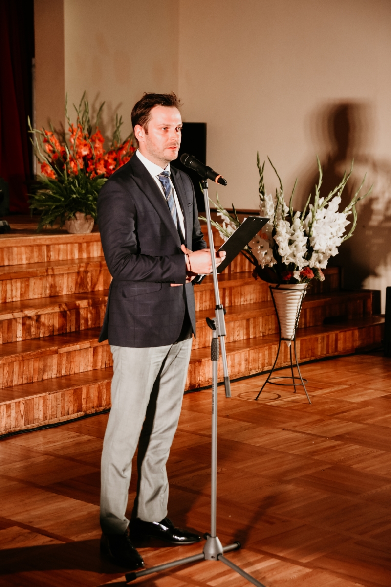 vakara vadītājs (70)