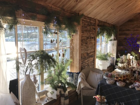 Cafe Nr33 visa telpa Ziemassvētku dekorācijās (17)