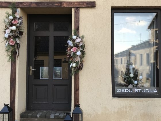 Maijrozīte izdekorētā ieeja (2)
