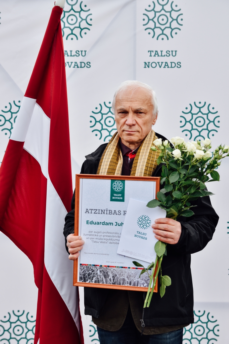 Eduards Juhņevičs ar apbalvojumu (5)