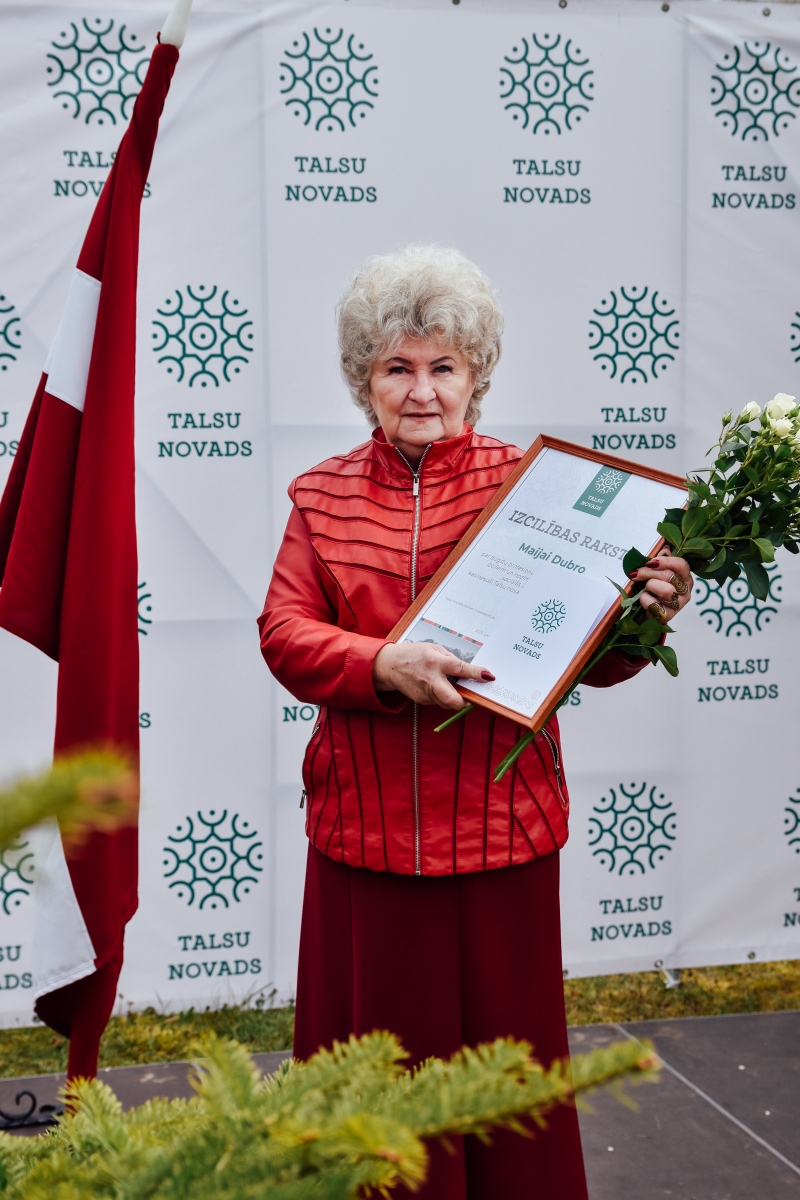 Maija Dubro ar apbalvojumu (14)