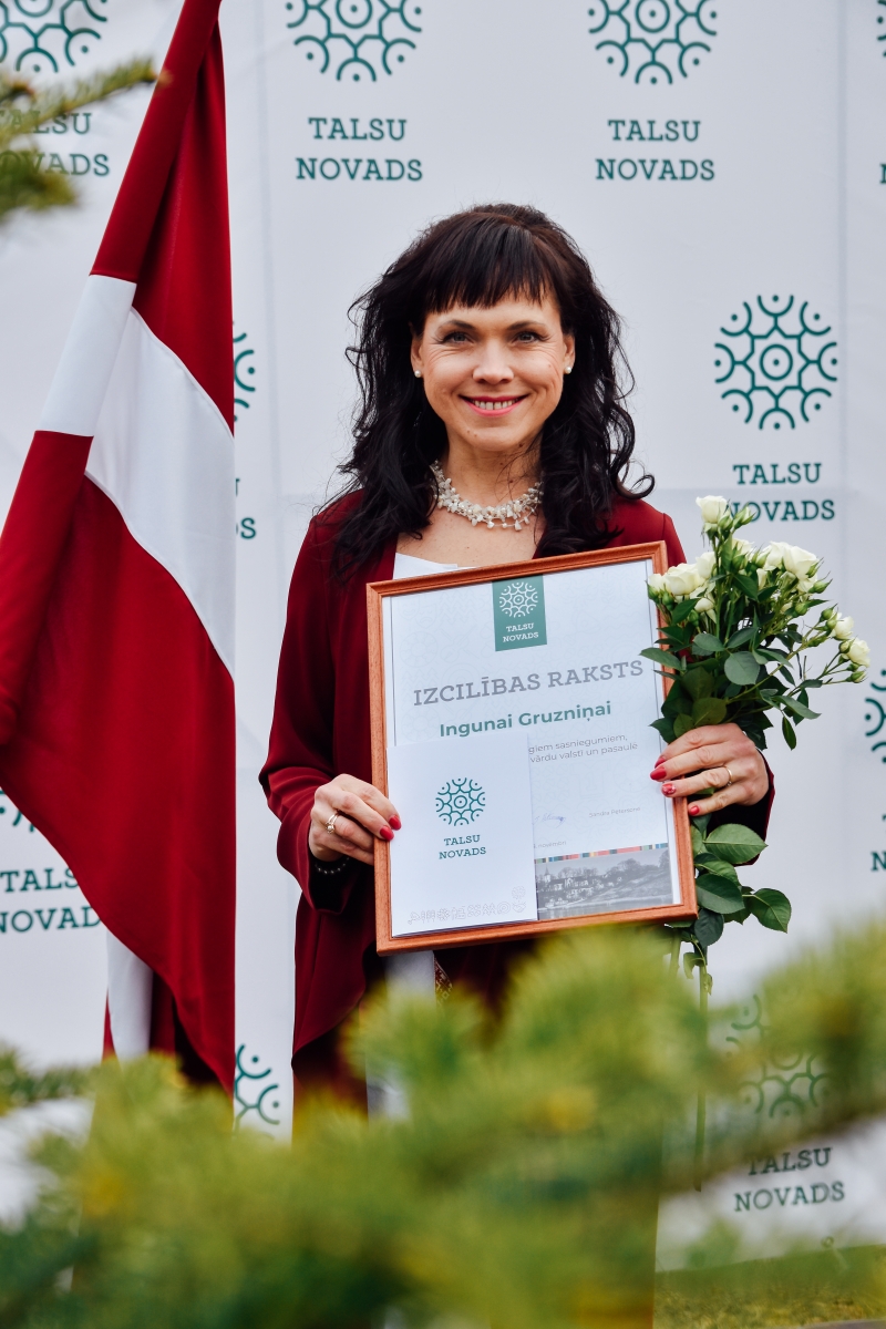 Inguna Gruzniņa ar Izcilības rakstu (13)