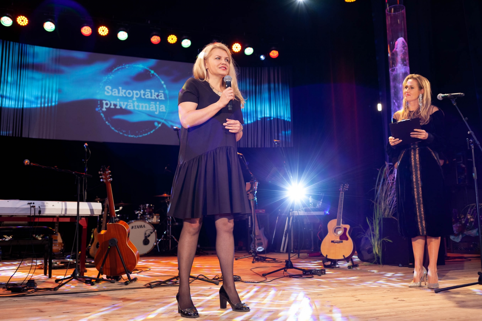 Runā Ieva Krūmiņa, blakus Jana Duļevska (53)