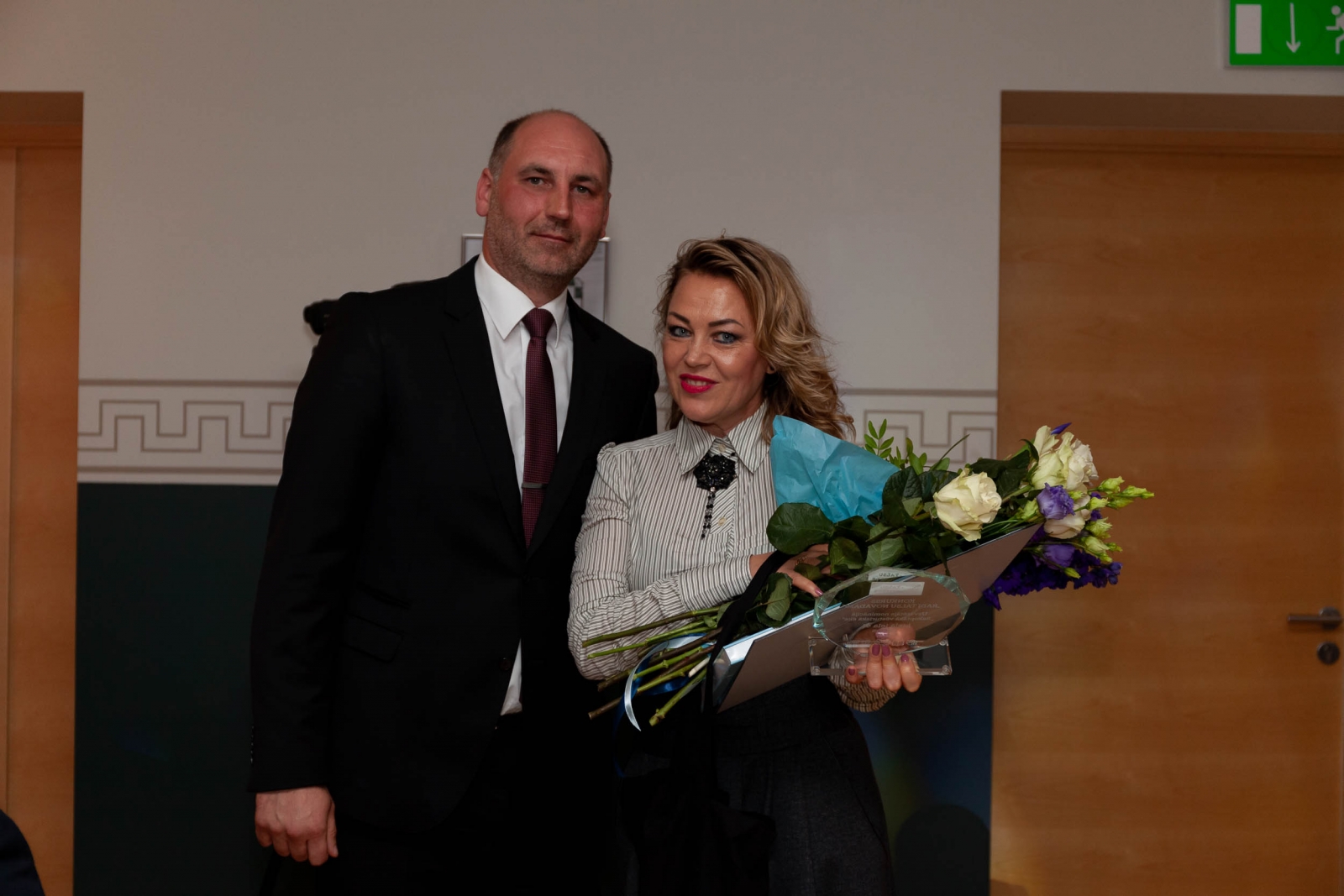 Ģirts Kalnbirze un Elita Blumbaha ar apbalvojumu (65)