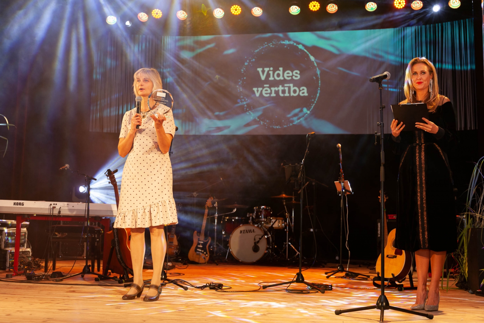 Runā Diana Dzelme, blakus Jana Duļevska (69)