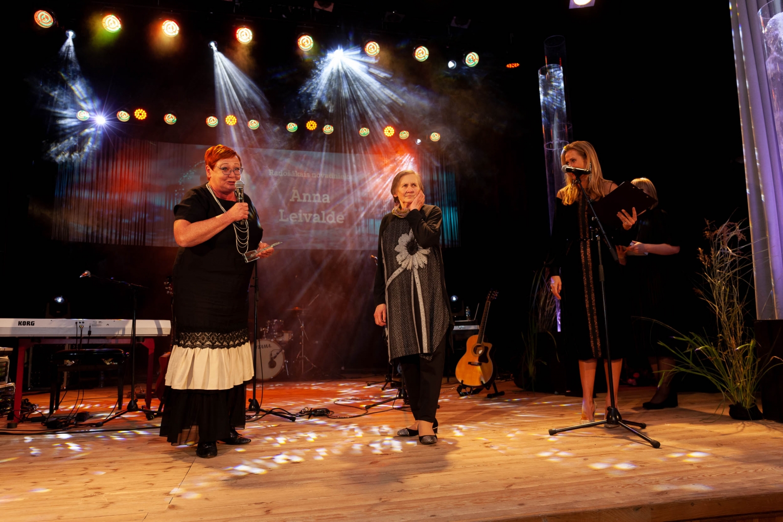Runā Antra Auziņa, blakus Anna Leivalde un Jana Duļevska (77)