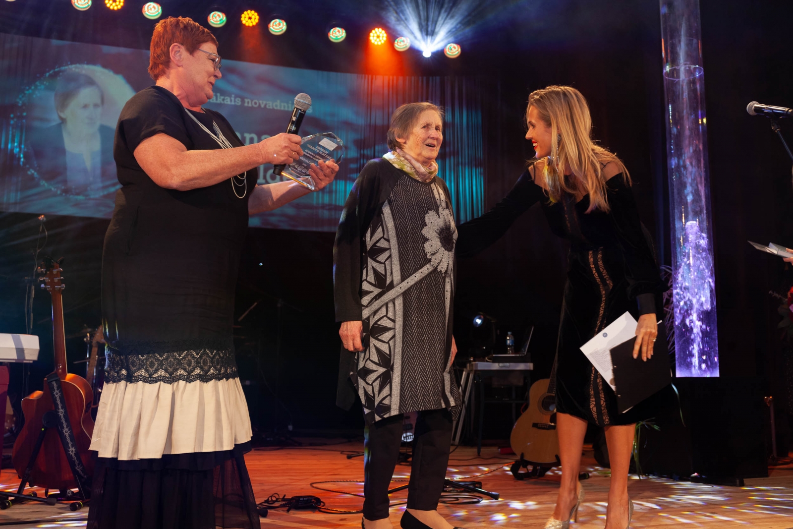 Antra Auziņa, Anna Leivalde un Jana Duļevska uz skatuves (78)
