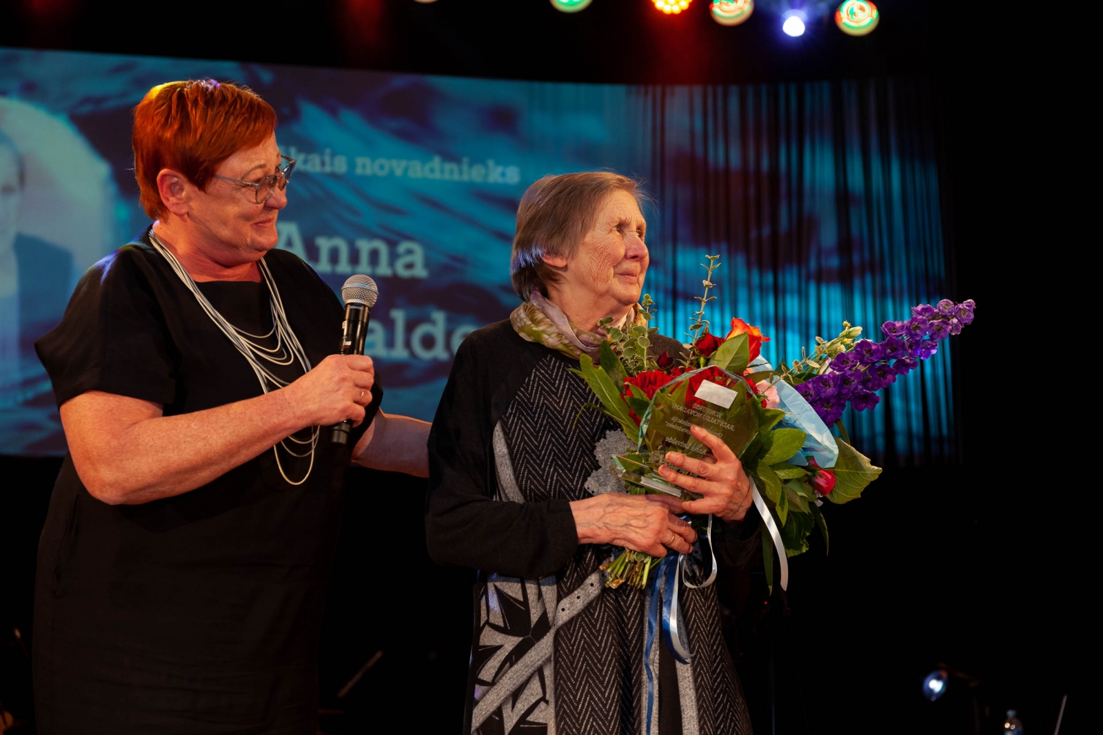 Antra Auziņa un Anna Leivalde ar apbalvojumu (80)