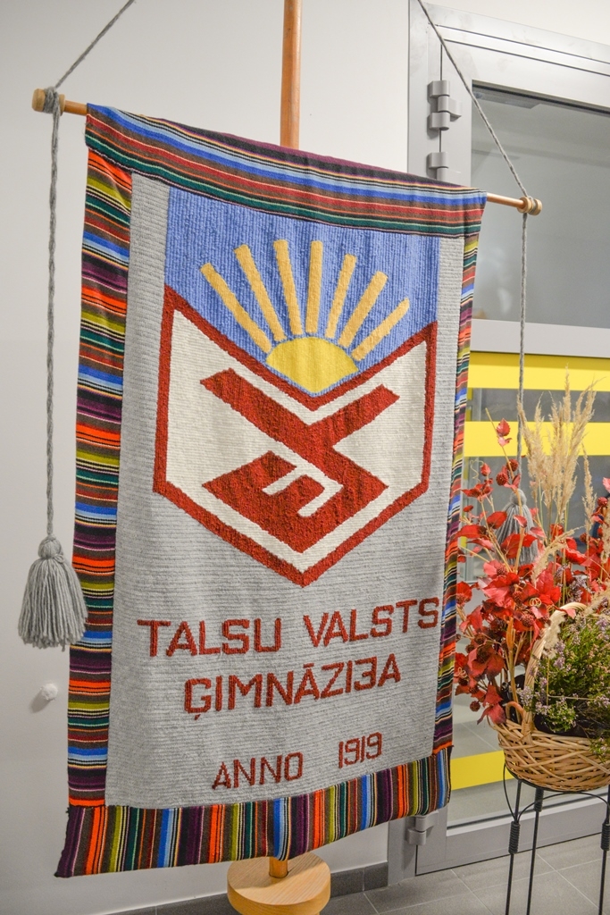 Talsu Valsts ģimnāzijas vimpelis (1)