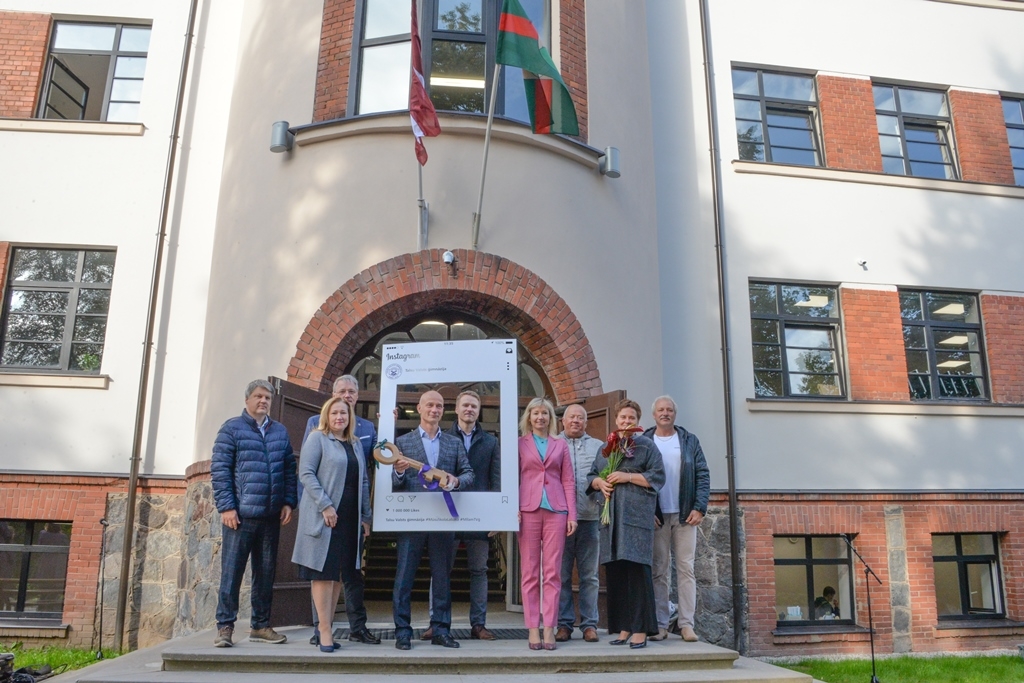 Pašvaldības, skolas un būvnieku pārstāvju kopbilde pie skolas ēkas (11)