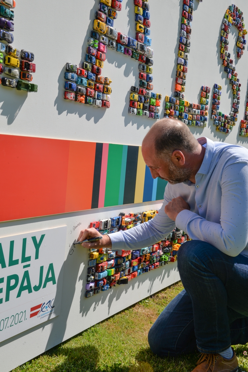 Ģirts Kalnbirze parakstās uz vides objekta (8)
