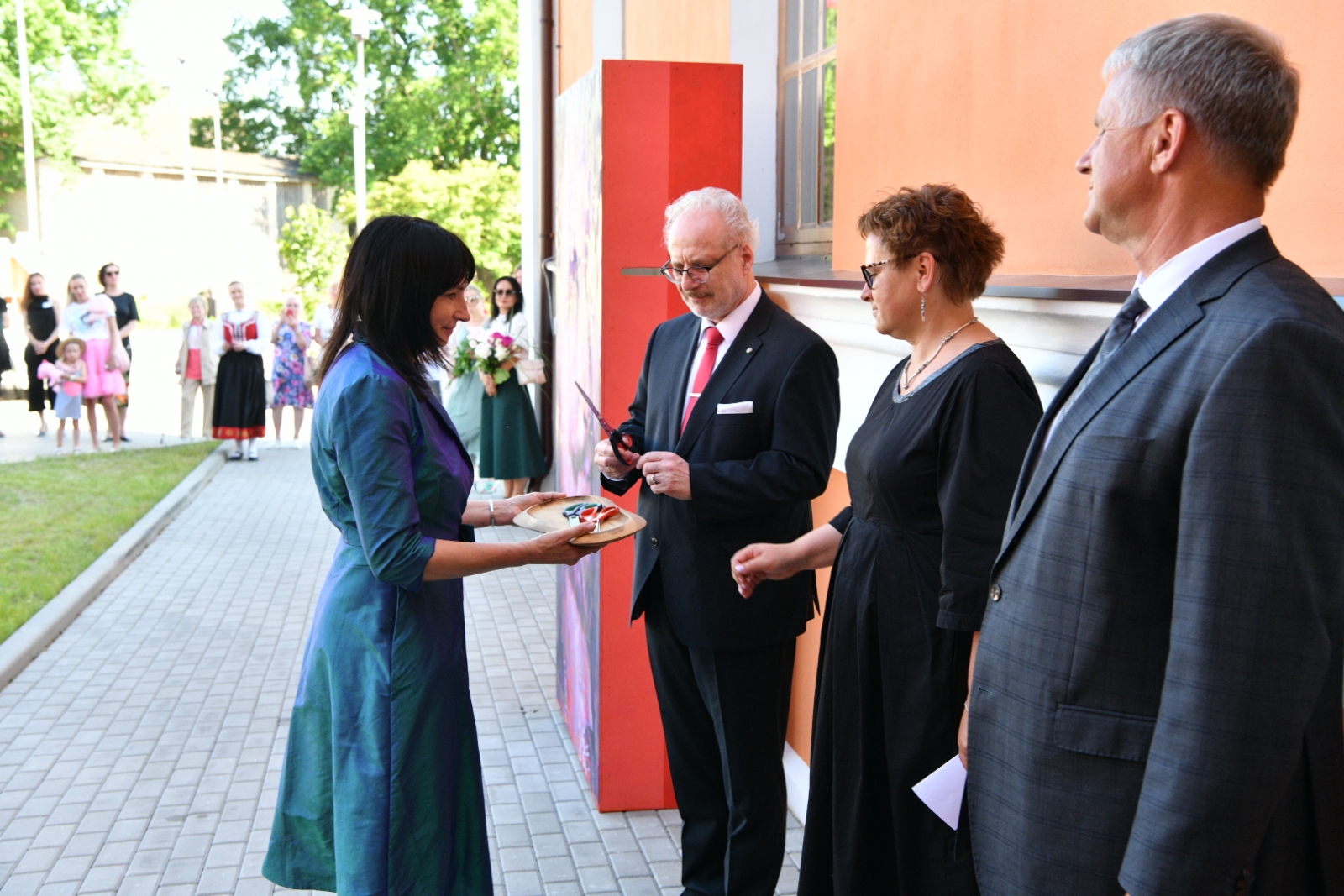 Valsts prezidents Egils Levits, Sandra Pētersone, Nauris Puntulis un Ginta Petra gatavojas atklāšanas lentas pārgriešanai (4)