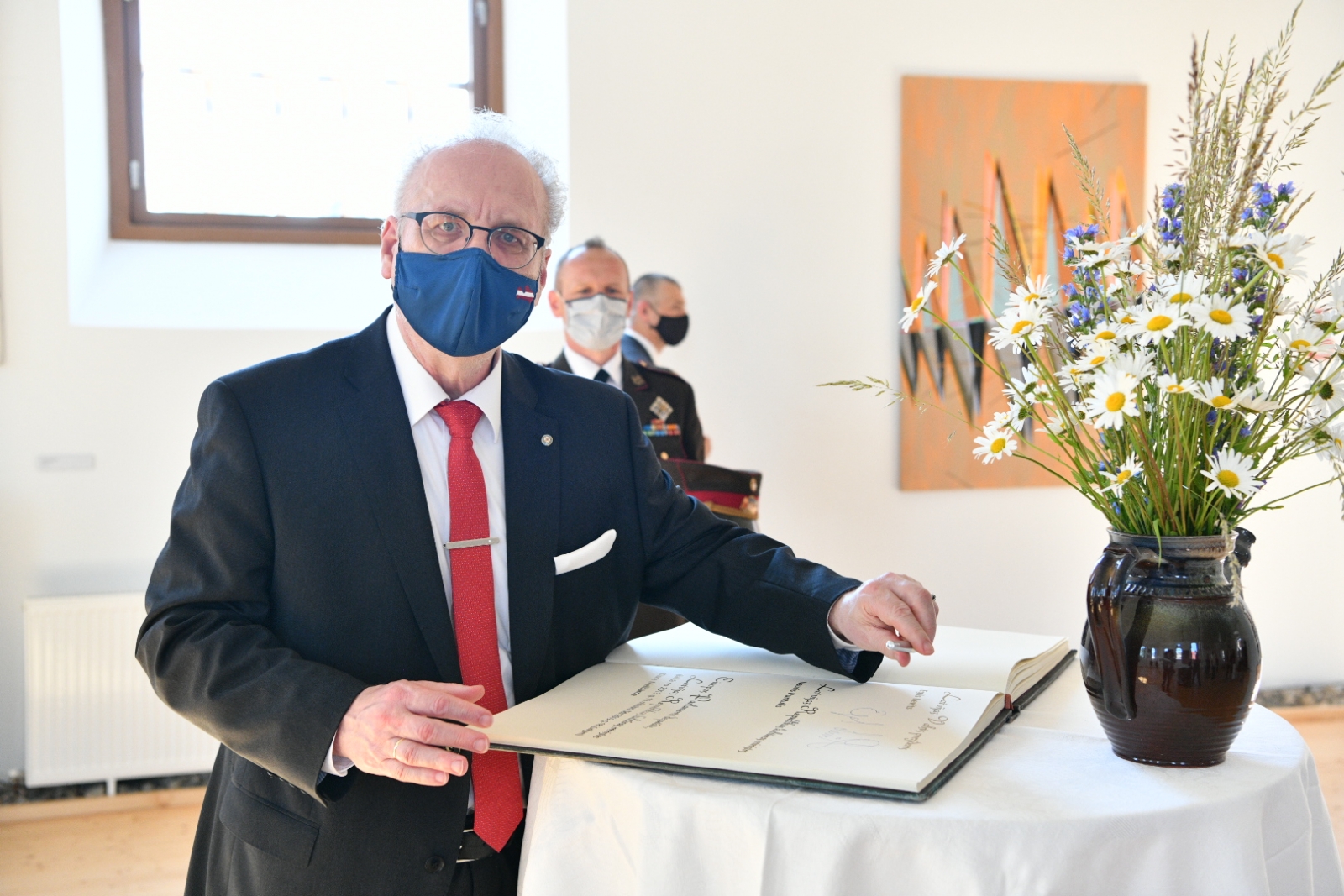 Egils Levits parakstās Talsu novada Goda grāmatā (17)