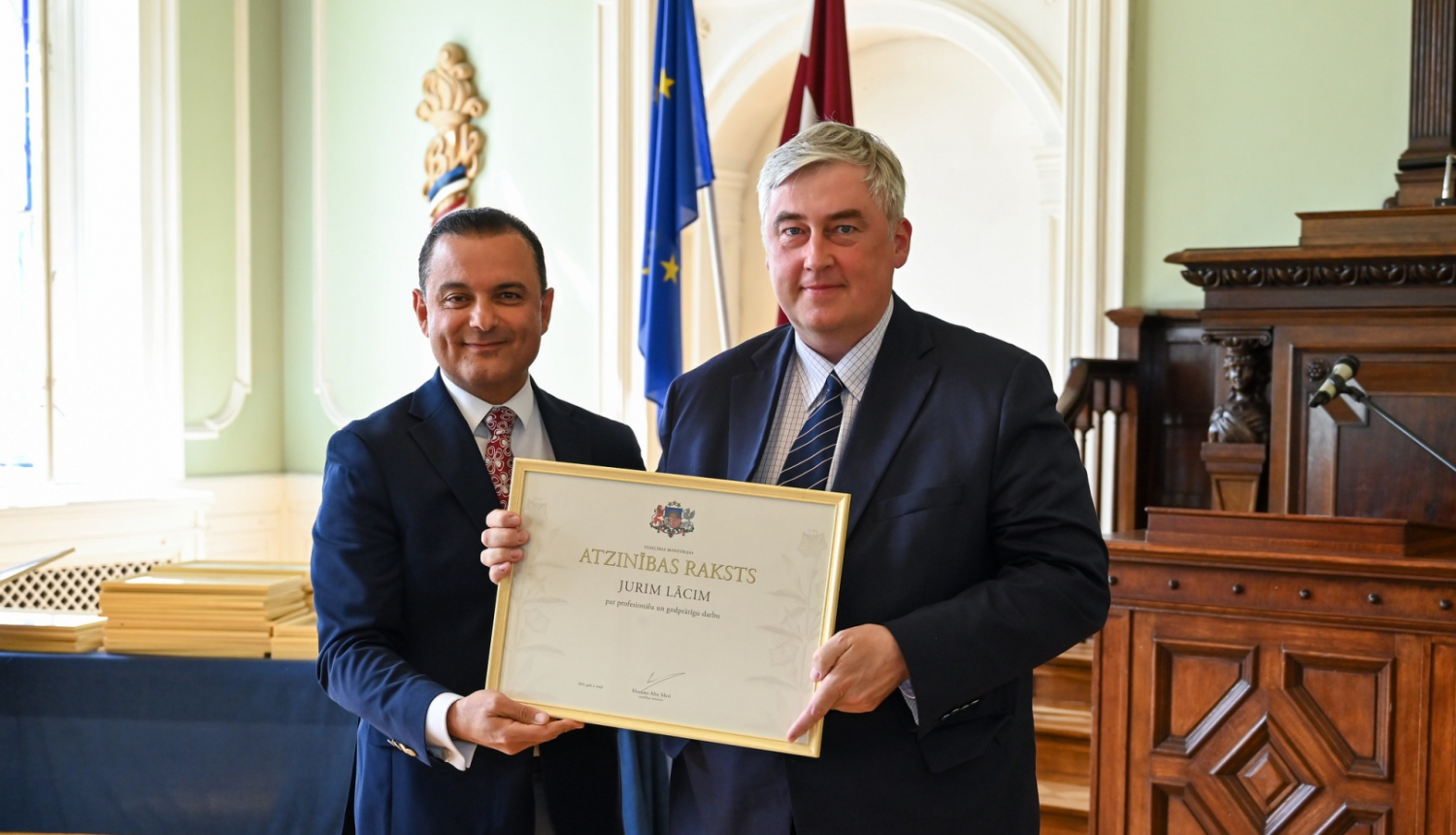 Ziemeļkurzemes reģionālās slimnīcas valdes priekšsēdētājam Jurim Lācim pasniedz Veselības ministrijas Atzinības rakstu