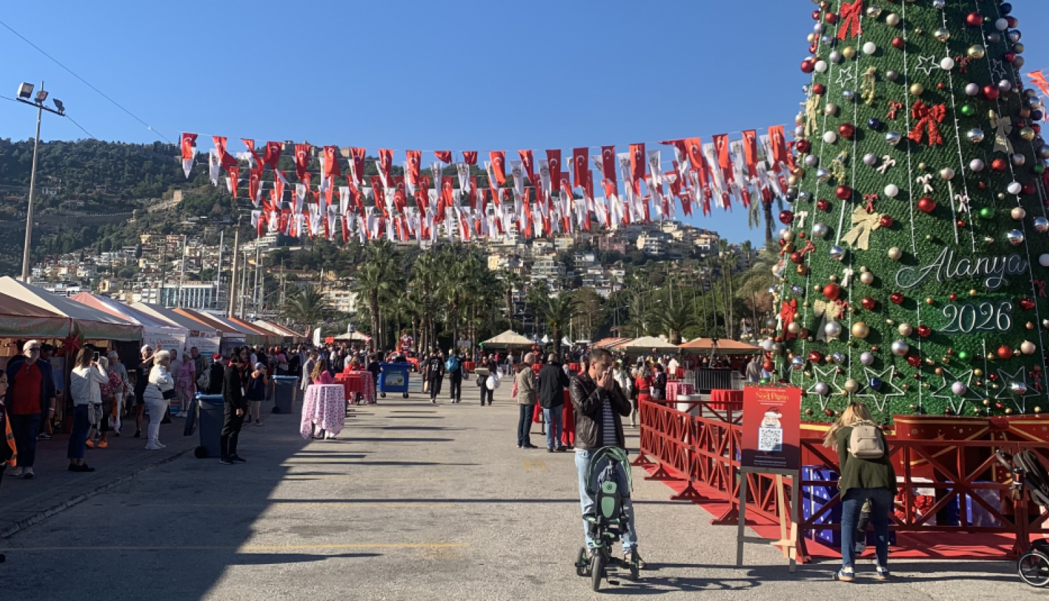 Nākamajā, 2026. gadā, apritēs 20 gadu, kopš Talsu novada pašvaldības un Alānijas pilsētas Turcijā noslēgtā sadarbības līguma. Talsiem un Alānijai ir daudz kas kopīgs, gan līdzība svītrkoda zīmolā, gan nacionālajās rakstu zīmēs, gan viesmīlībā. Alānija daudzkārt viesos ir uzņēmusi Talsu novada dejojošos, dziedošos un sportojošos bērnus un jauniešus. Pateicoties ciešai sadarbībai, vairākas reizes gadā, Talsu draugi uz Latviju ved tūristu grupas. Alānijā ir Latvijas iedzīvotāju kopiena, kas šobrīd par savām mā