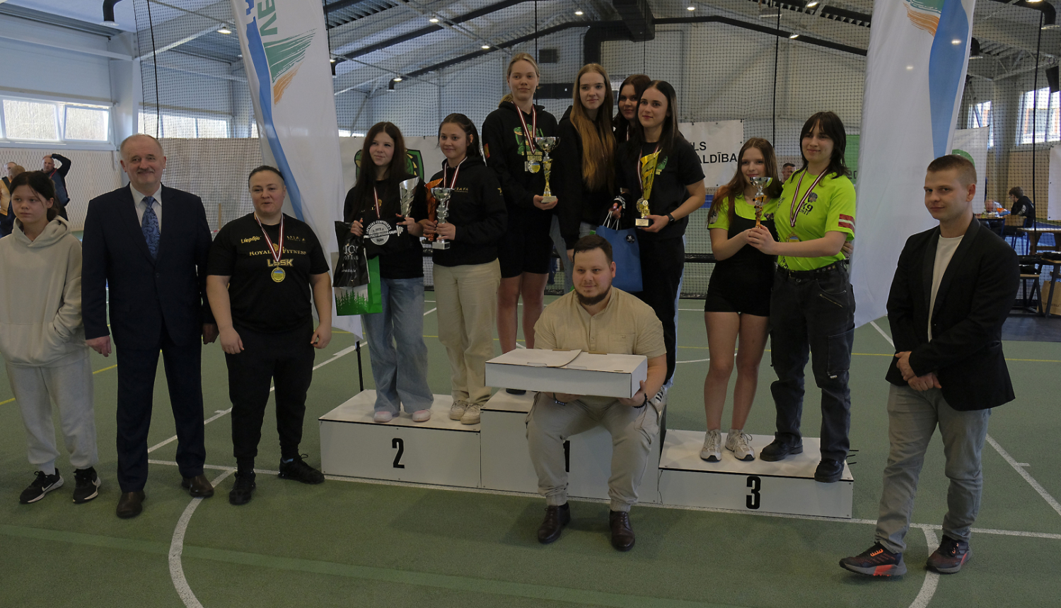 Dundagas sporta klubam „Dandijs” panākumi Latvijas čempionātā svara stieņa spiešanā guļus vecuma grupām