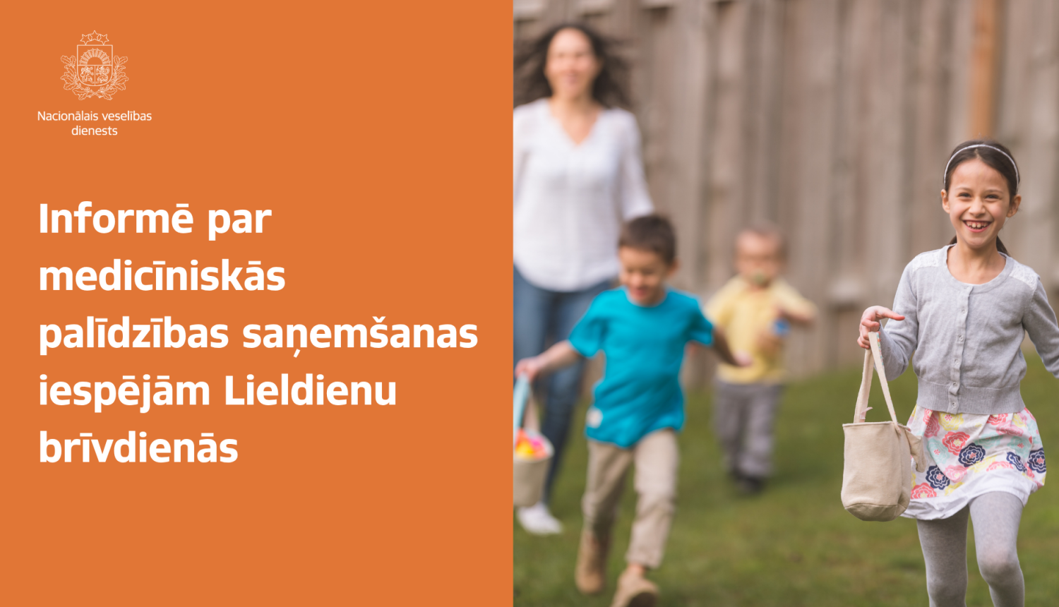 Informatīvs Nacionālā veselības dienesta vizuālis par medicīniskās palīdzības saņemšanas iespējām Lieldienu brīvdienās. Kreisajā pusē uz oranža fona redzams uzraksts „Informē par medicīniskās palīdzības saņemšanas iespējām Lieldienu brīvdienās”, bet labajā pusē – bērni ar groziņiem un pieaugusī sieviete ārā pavasarīgā vidē.