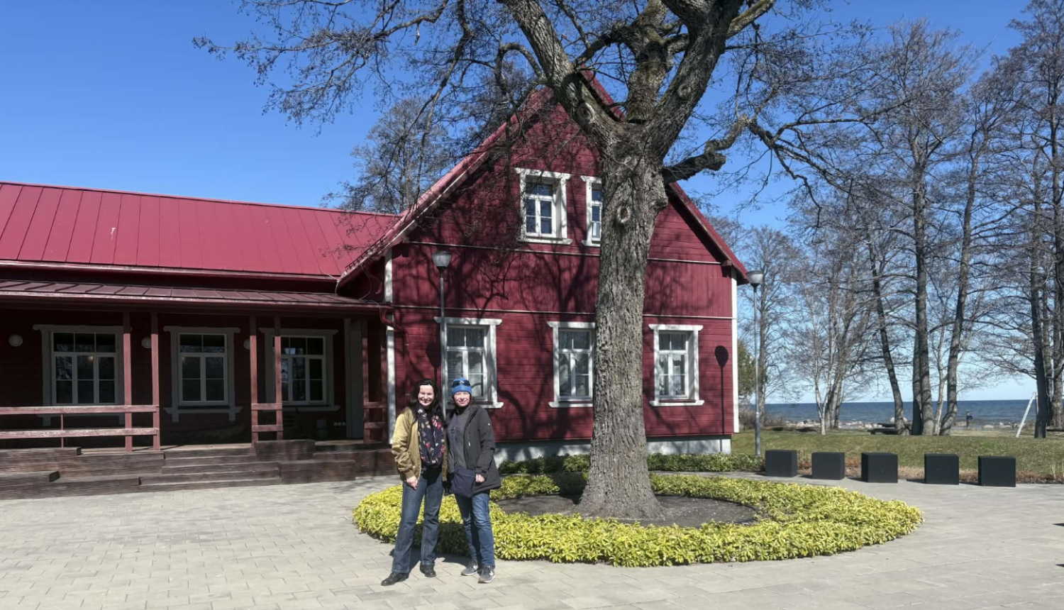 Foto_no kreisās puses pirmā - Jana Drēziņa, blakus - Arta Blumberga pie Kaltenes bibliotēkas