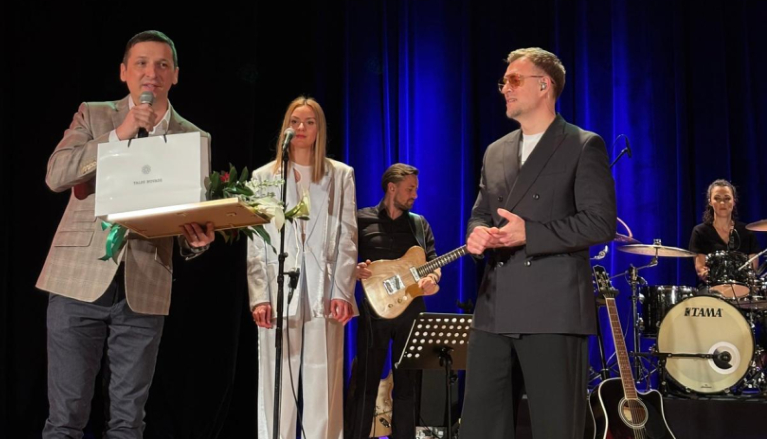 Raimonds Strokšs saņem apbalvojumu