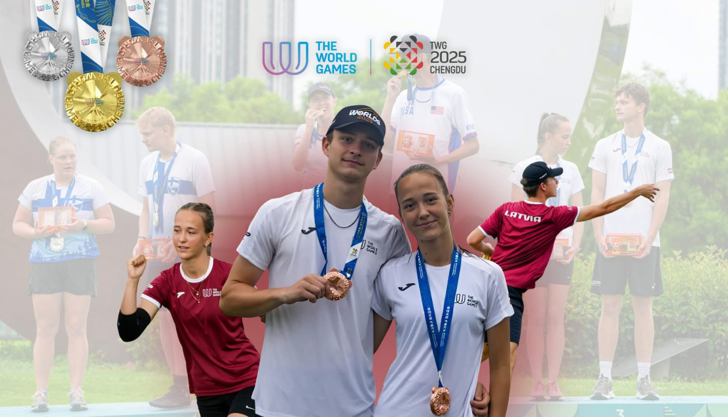 Talsu Deviņkalnu disku golfa kluba spēlētāji Pēkšena un Balodis