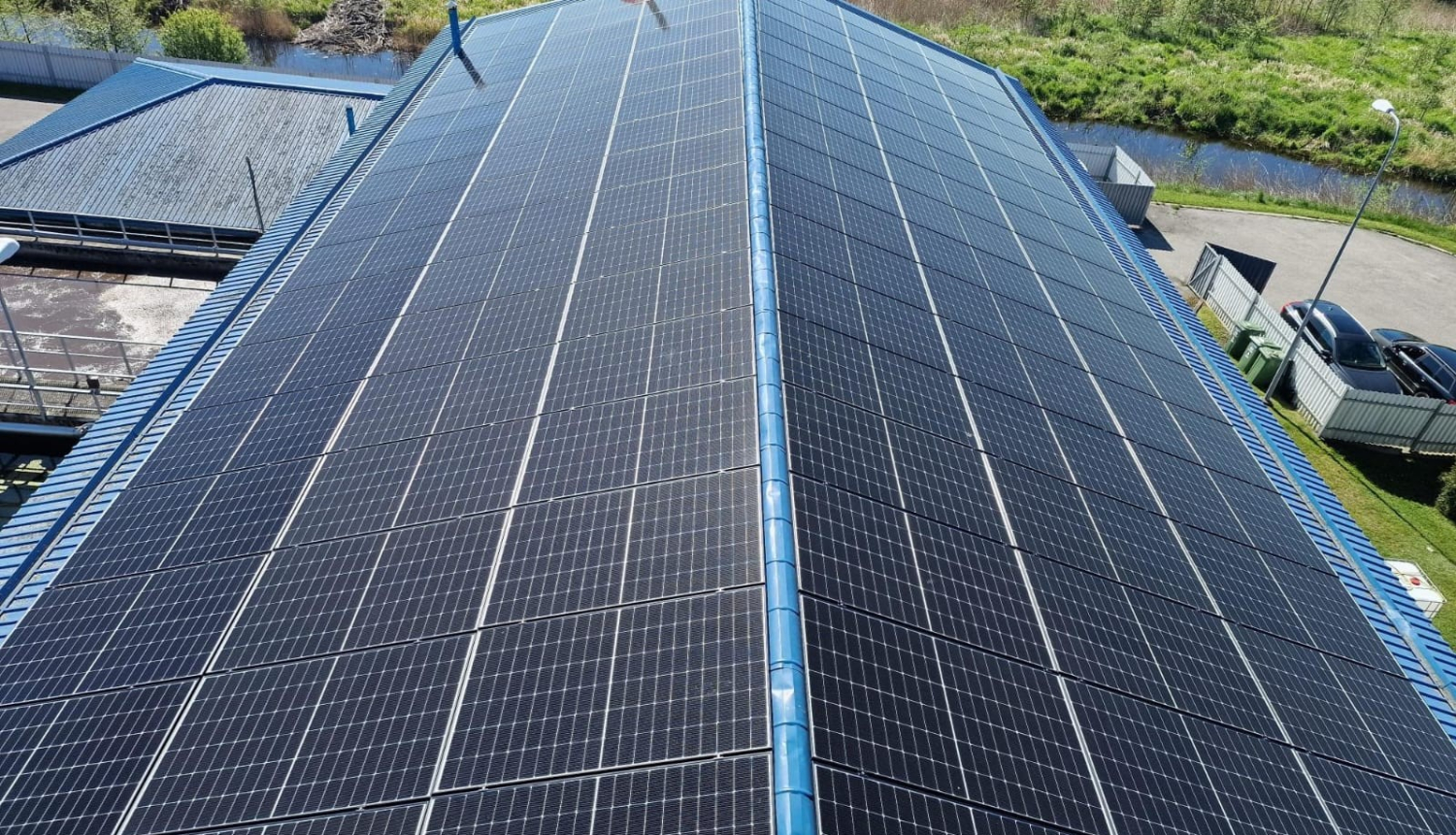 Rojā darbu uzsākusi SIA “Talsu ūdens” pirmā pašu izbūvētā saules elektrostacija