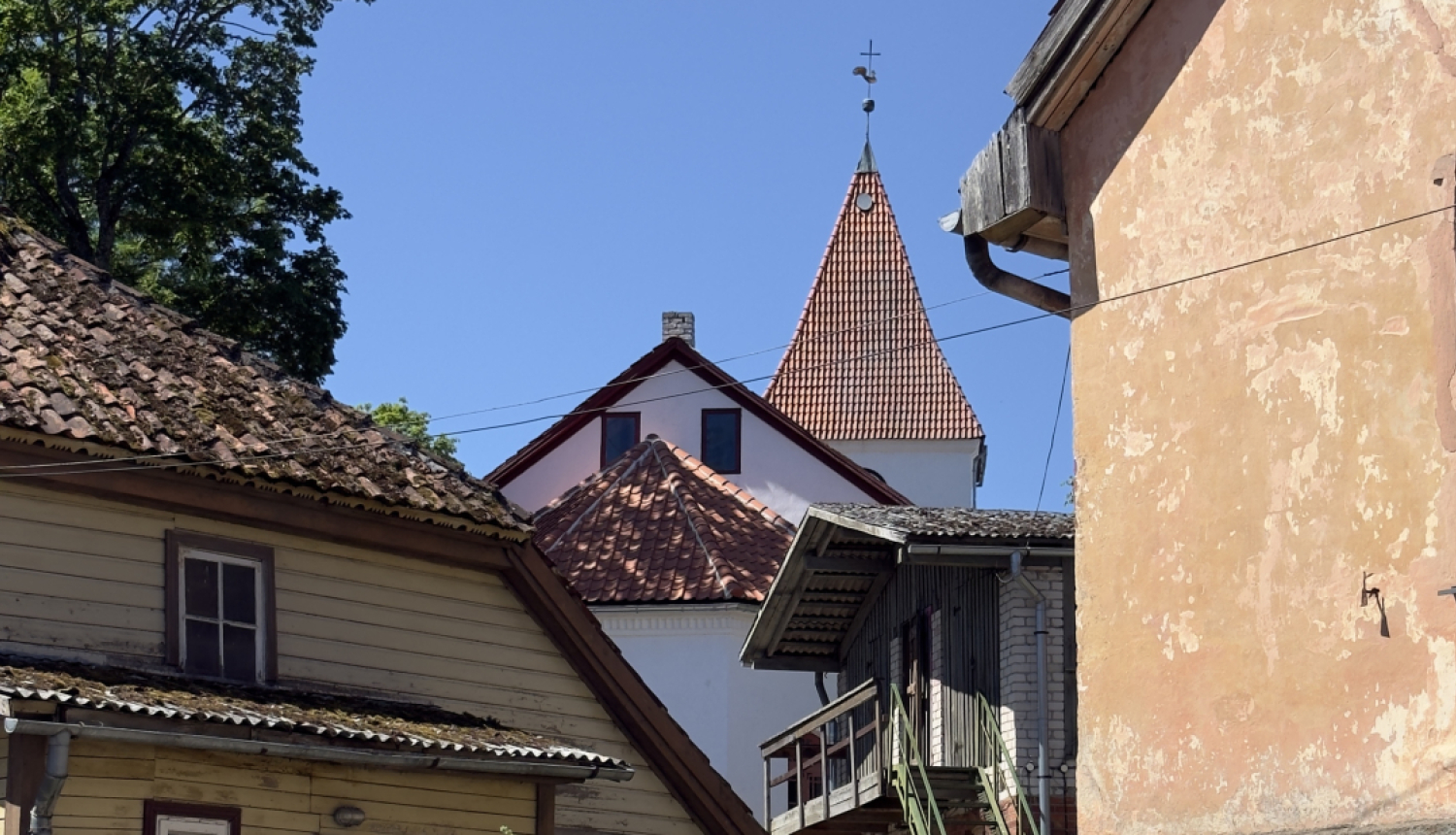 Skats uz baznicas torni caur ekam