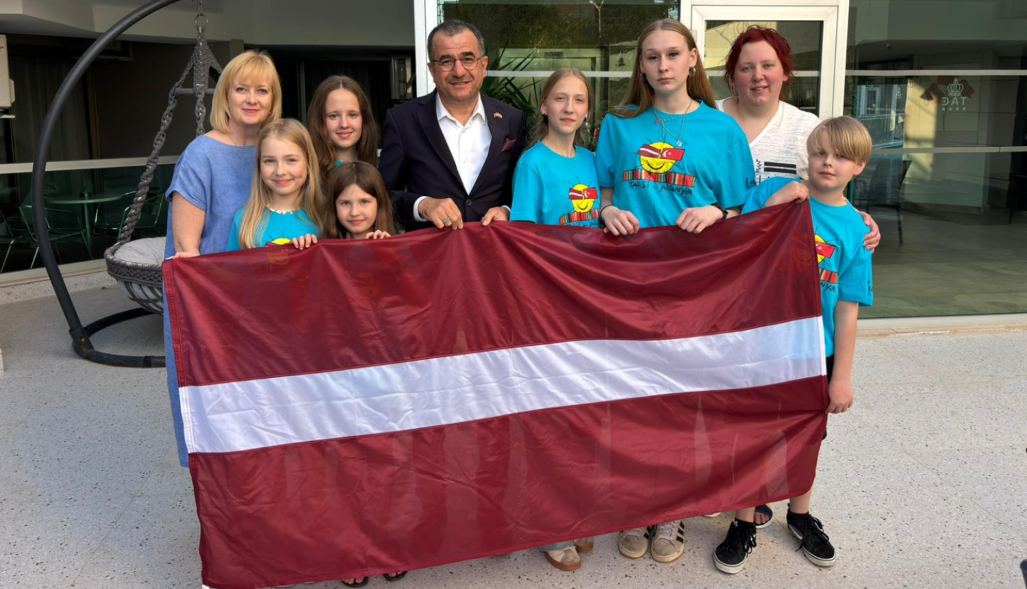 Skolēnu delegācija Turcijā ar Latvijas karogu