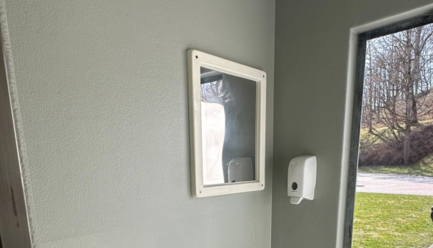 Foto ar Talsos atjaunoto iepriekš nodedzināto wc 